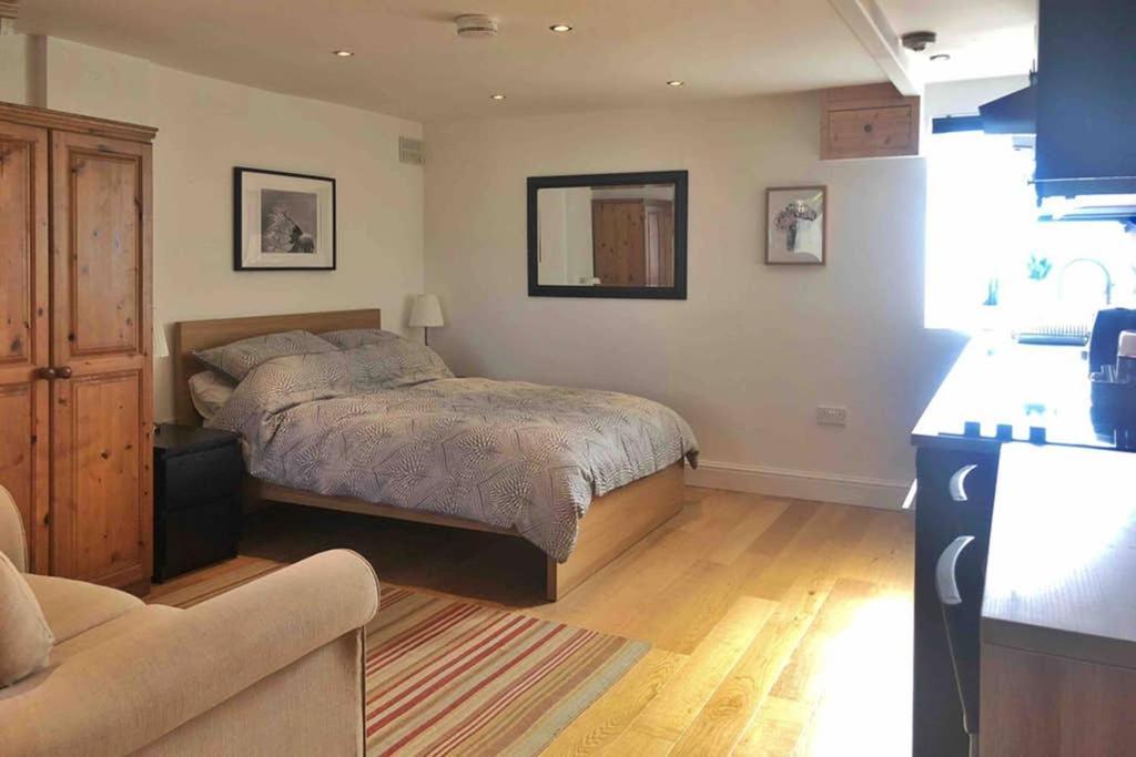 Modern Studio Apartment Near Town Centre Poole Exteriér fotografie